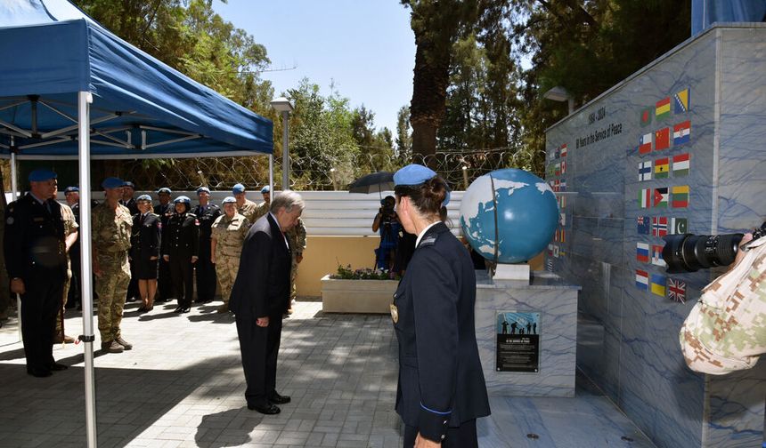 Guterres, Ledra Palace Otel önündeki BM anıtına çelenk koydu