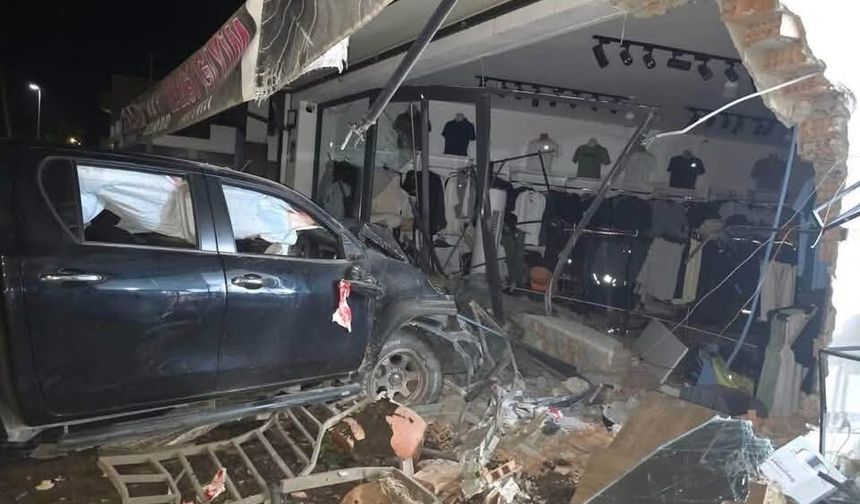 Alkollü sürücü mağazaya daldı: Hastaneye kaldırıldı