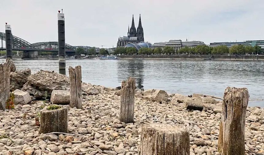 Ren Nehri'nde su çekilince savaştan kalan bomba ortaya çıktı