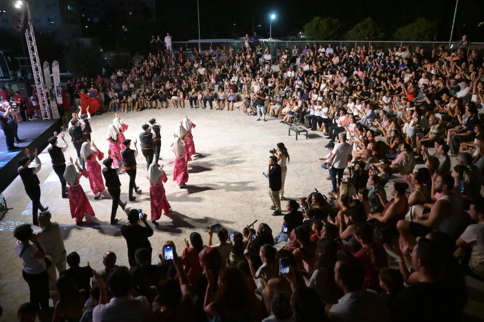 Kızılbaş Parkı'da 16. Lefkoşa Halk Dansları Festivali başladı