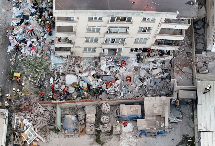 İstanbul'da 7 katlı bina kısmen çöktü